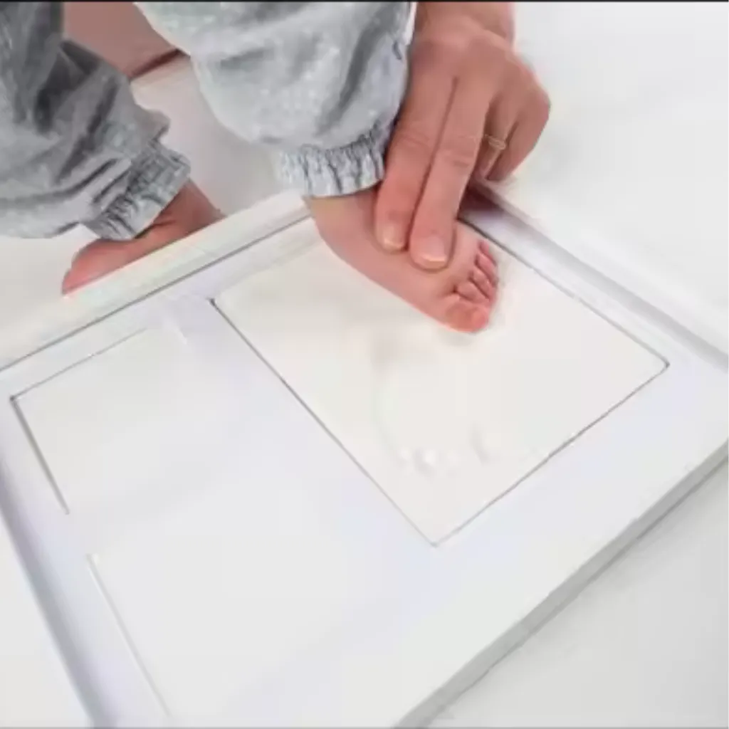 برواز بصمة اليد والقدم